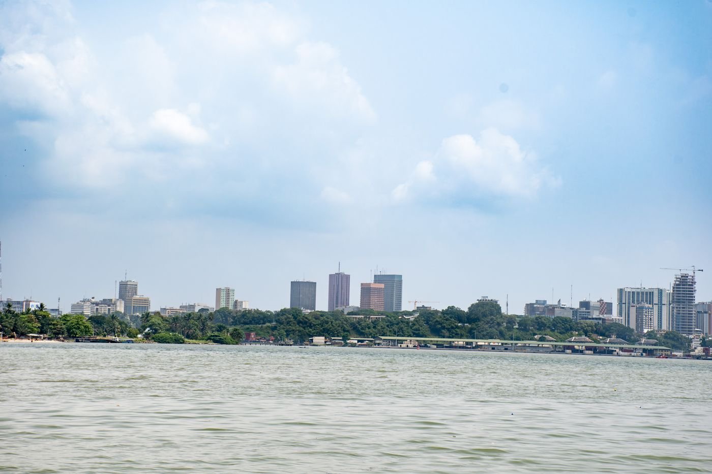 Abidjan : Le Plateau vu depuis la lagune Ébrié