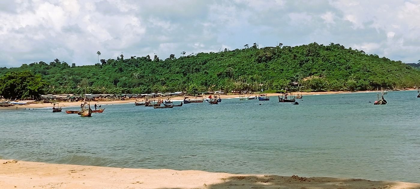 Monogaga : La baie et ses pirogues