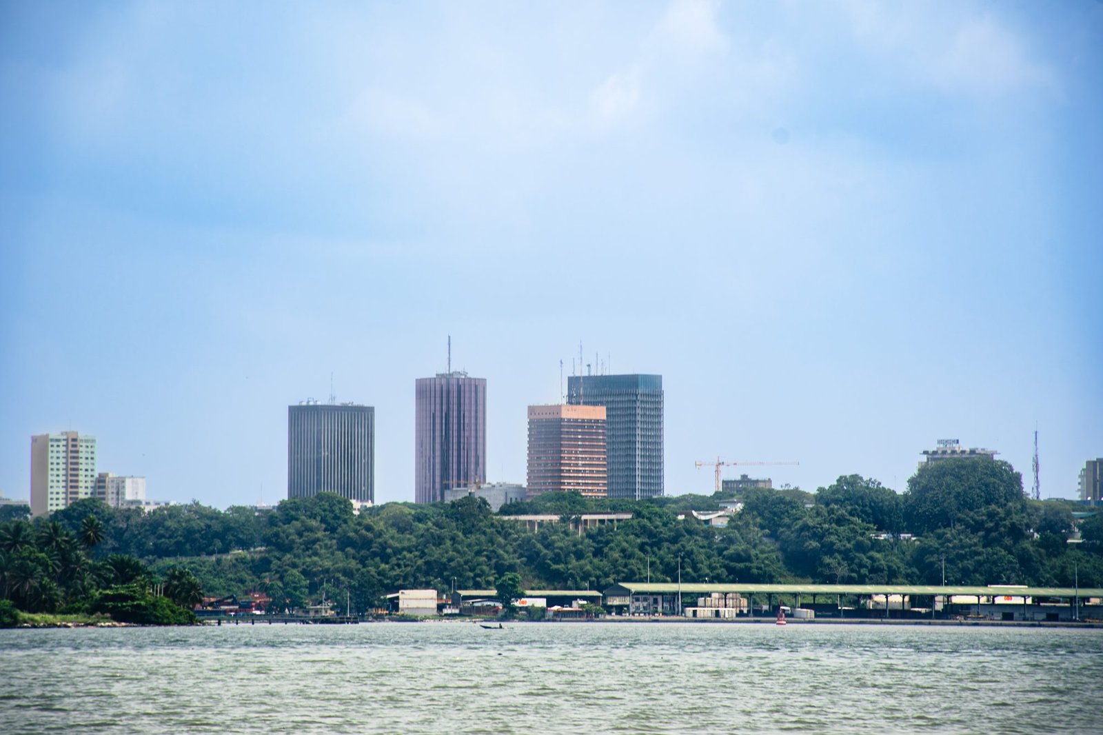 Le Plateau d'Abidjan vu depuis la lagune Ébrié